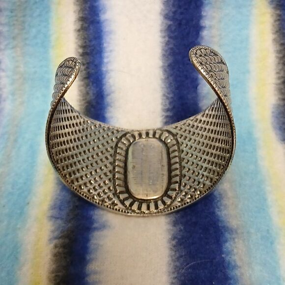 Silvertone With 1 1/4" Rectangle Lime Green Gemstone Cuff Bracelet - Picture 4 of 6